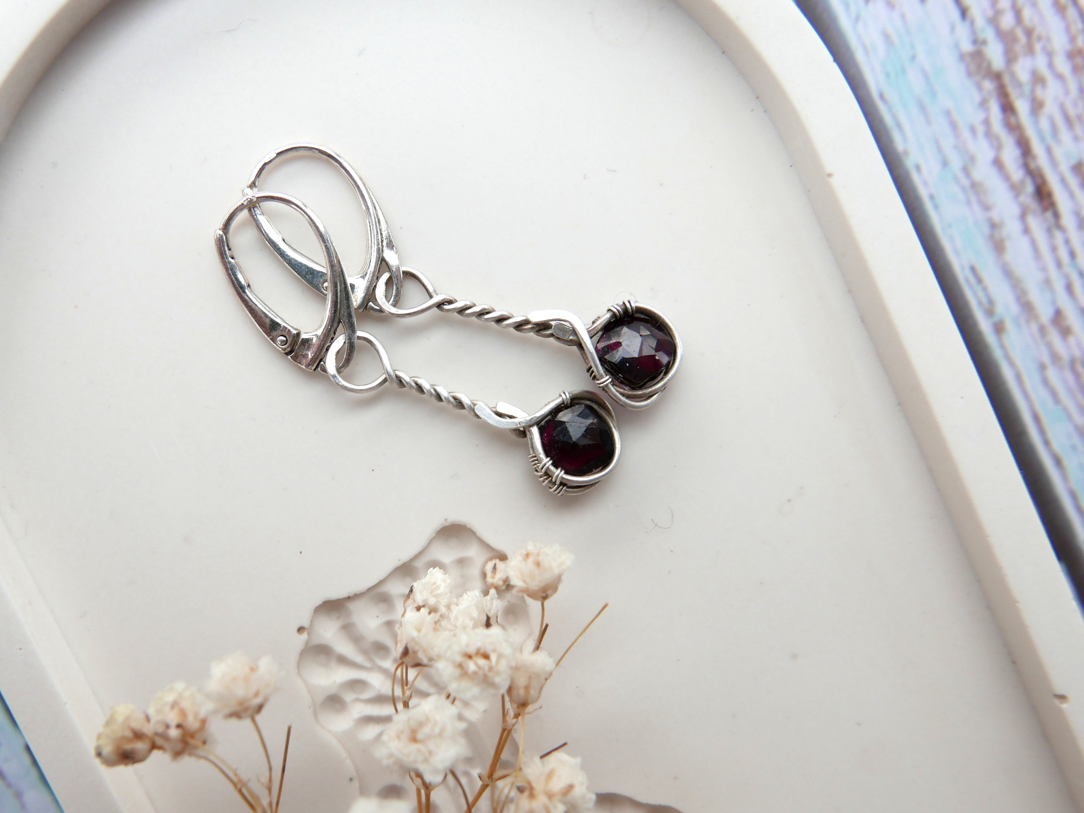 stribrne nausnice s granatem